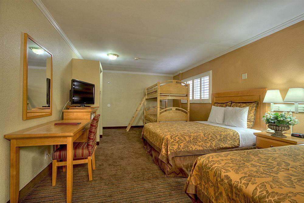 Anaheim Islander Inn And Suites Room photo